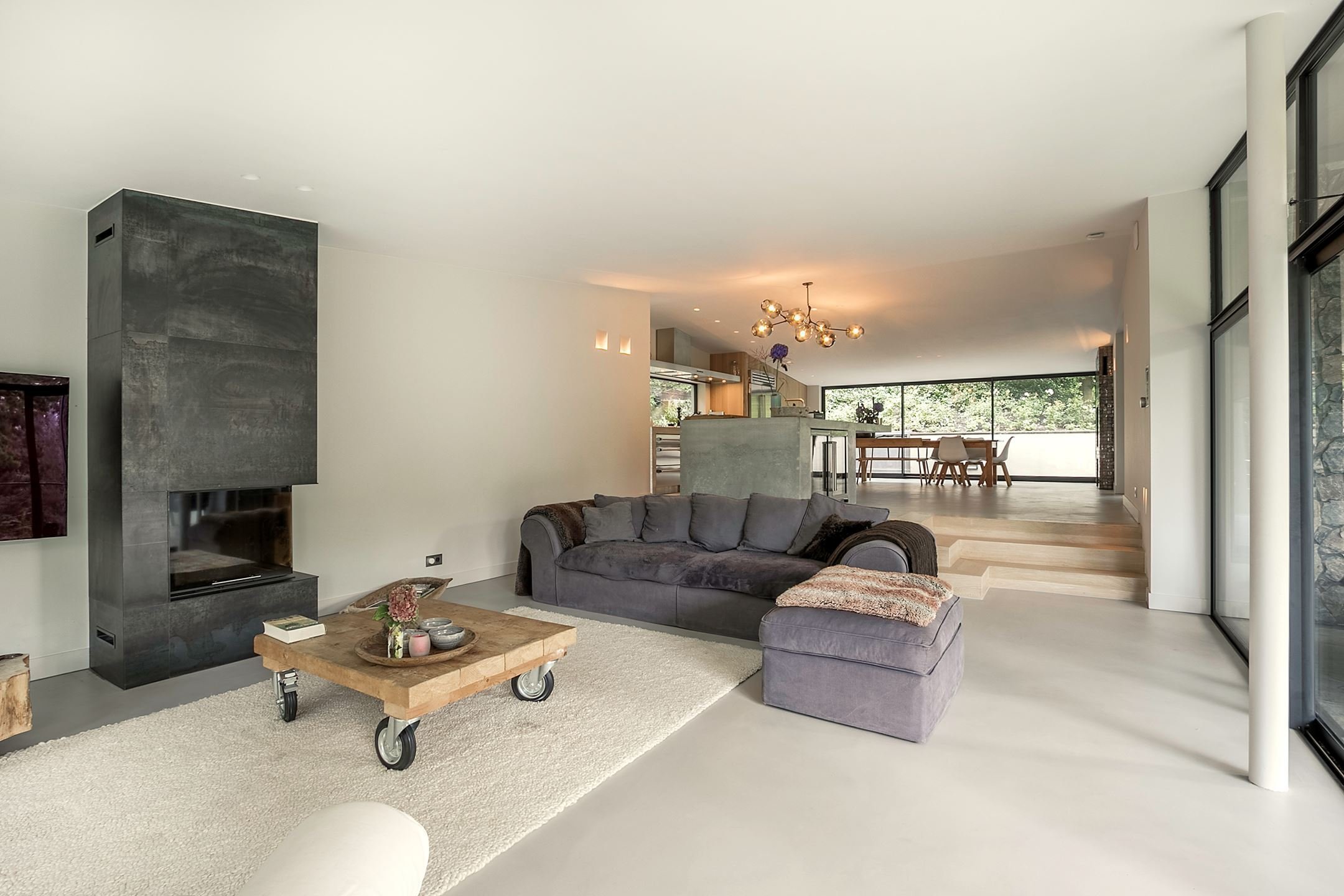 Dům obklopený lesem