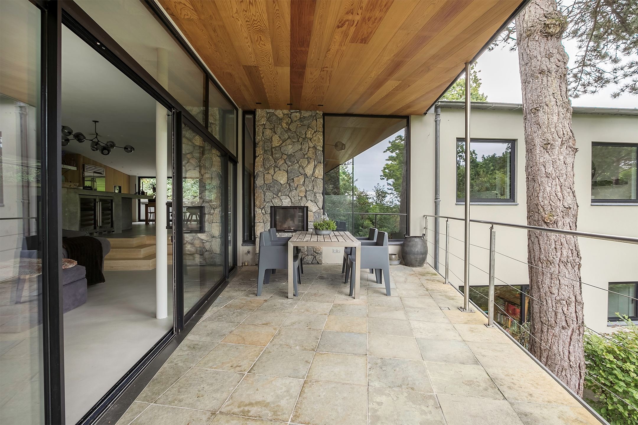 Dům obklopený lesem