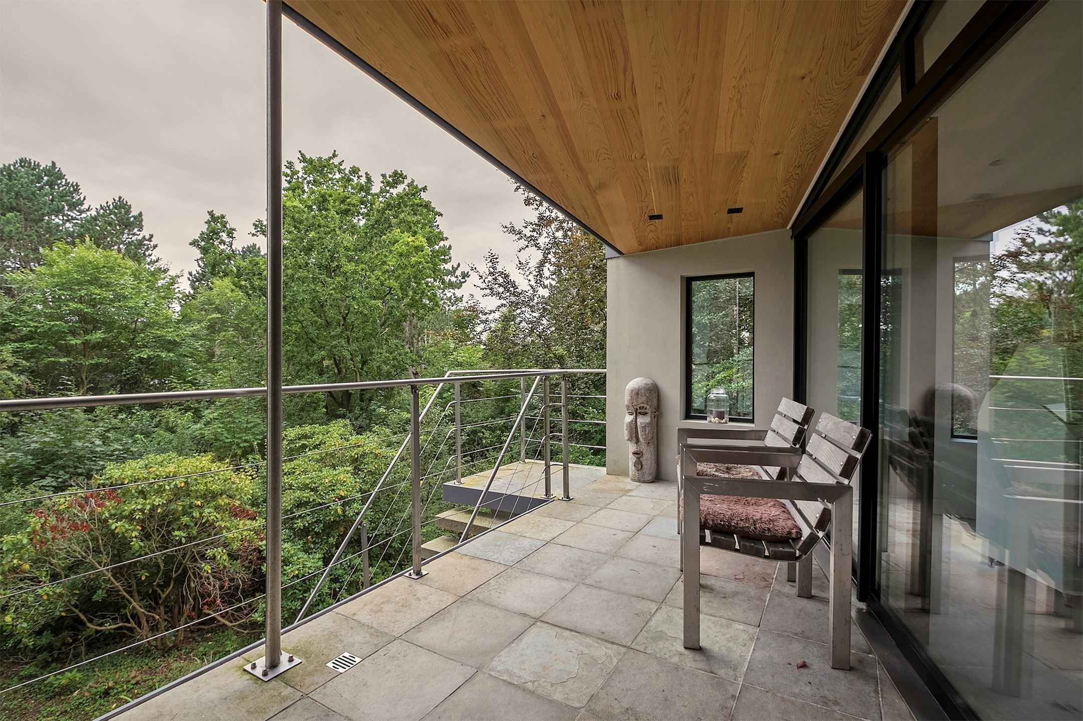 Dům obklopený lesem