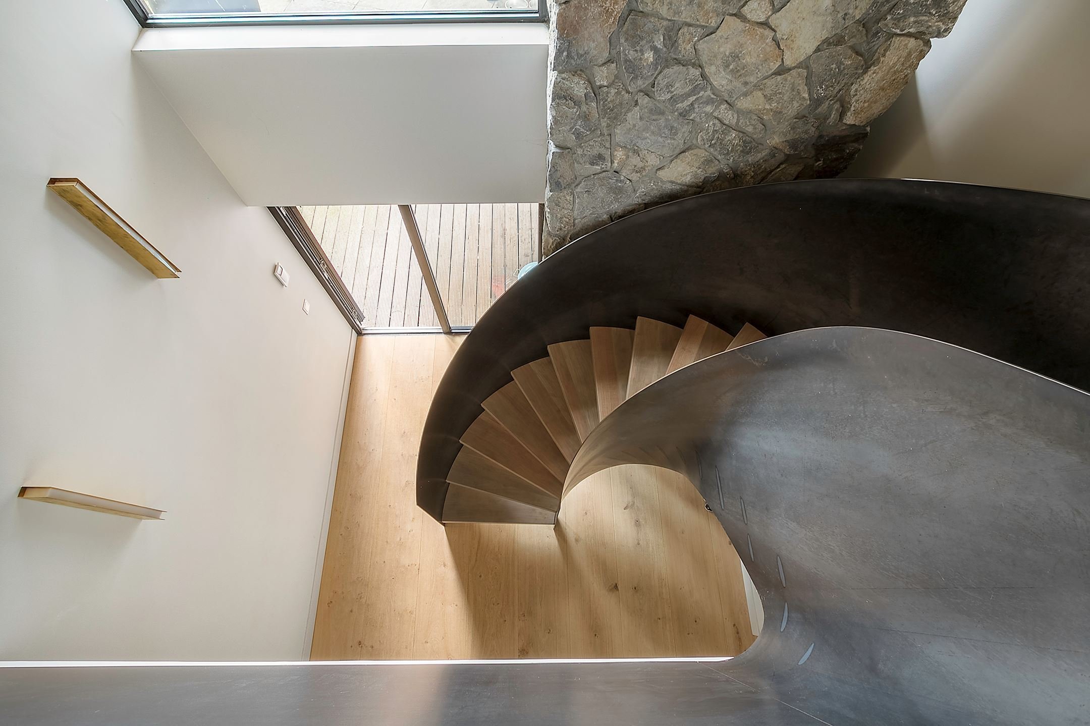 Dům obklopený lesem