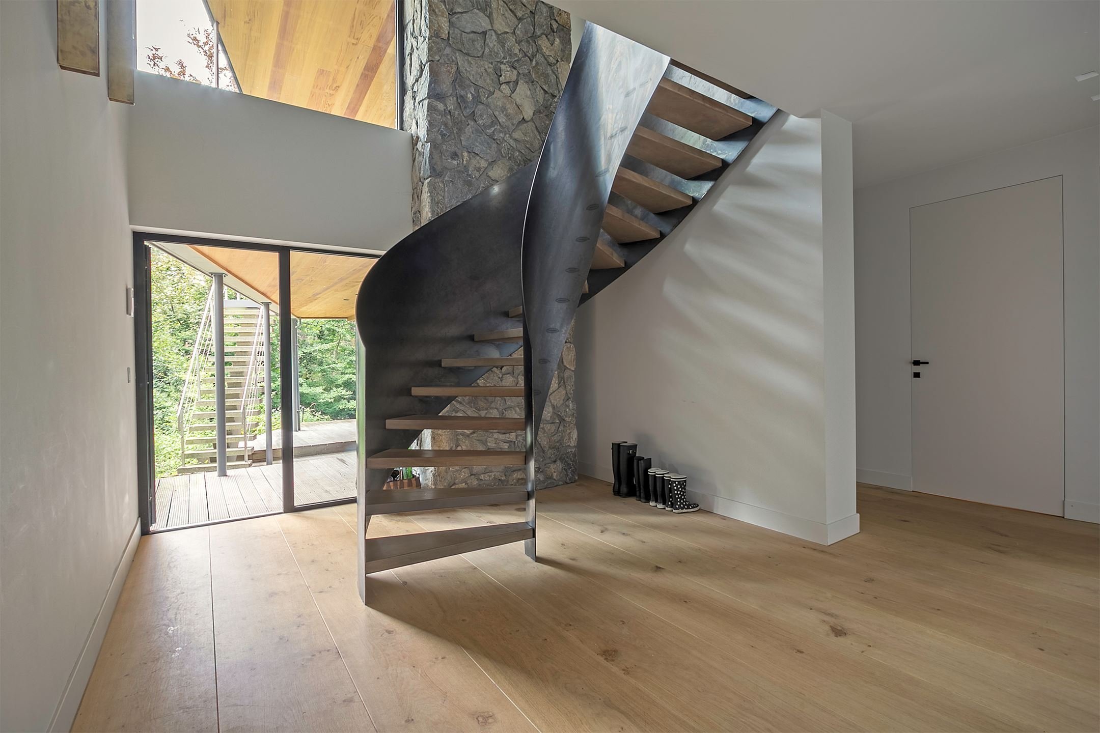 Dům obklopený lesem