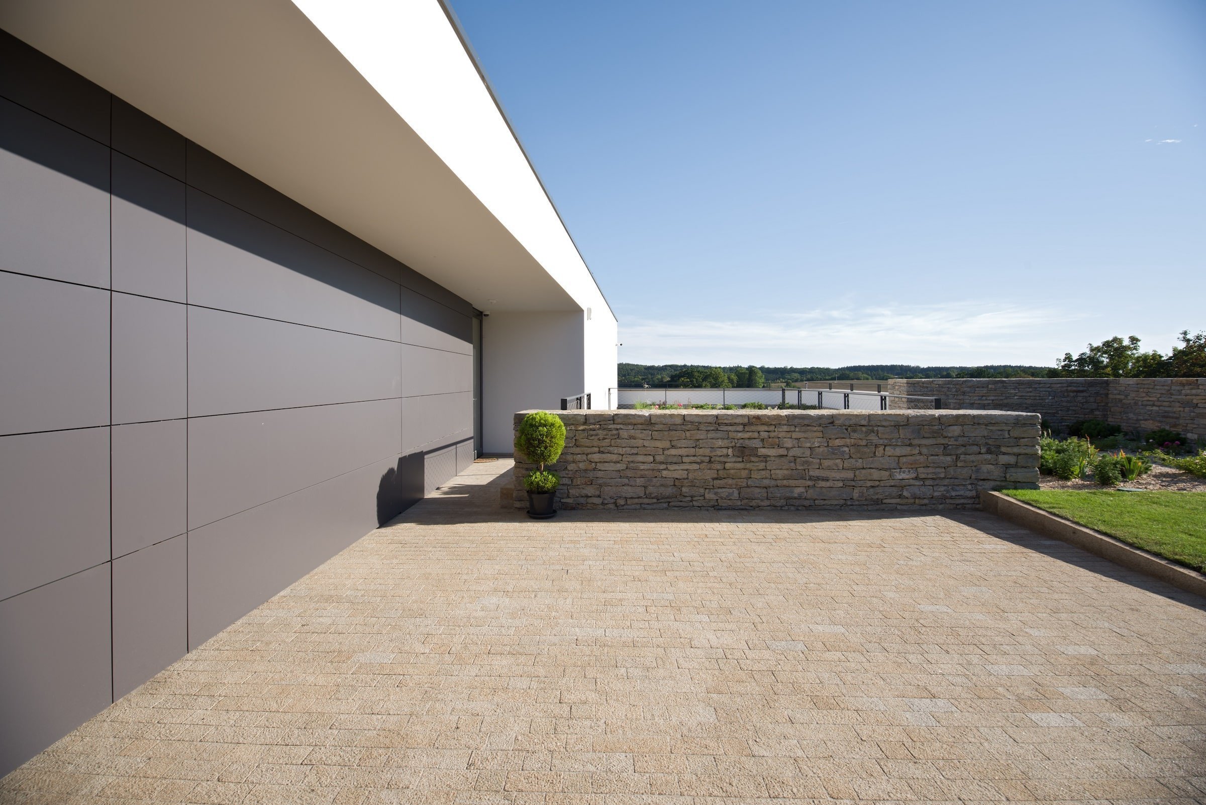 Funkcionalistická vila na skále