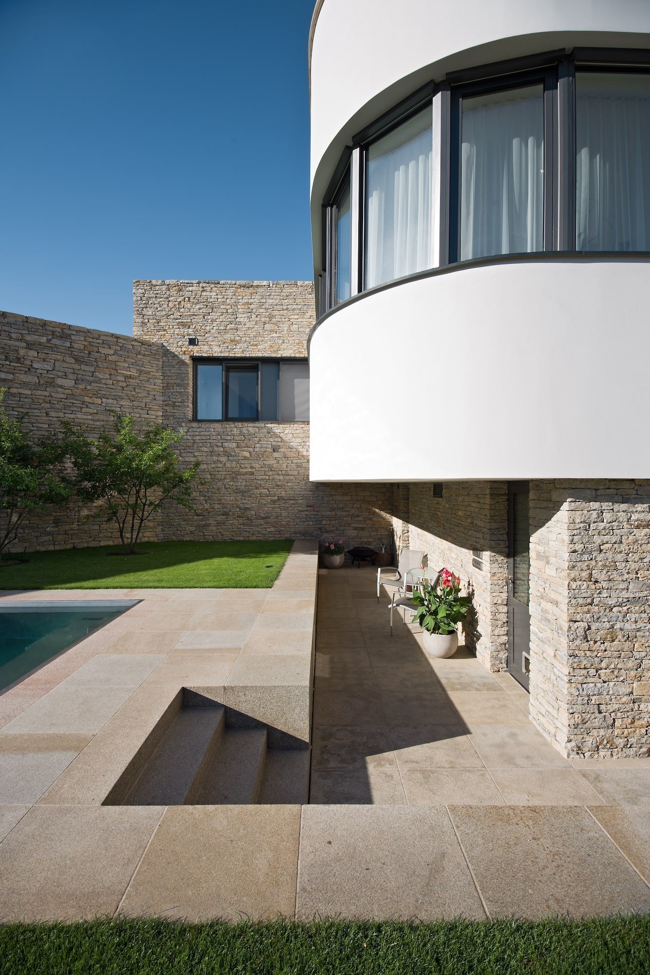 Funkcionalistická vila na skále