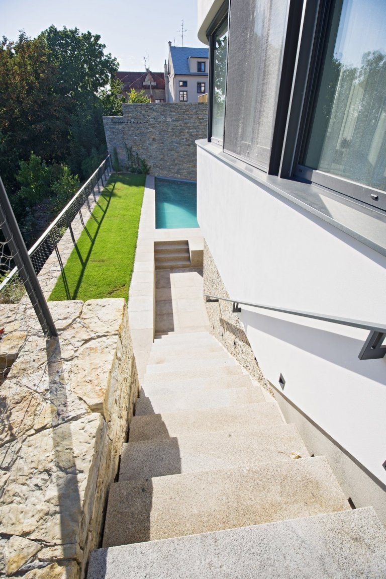 Funkcionalistická vila na skále