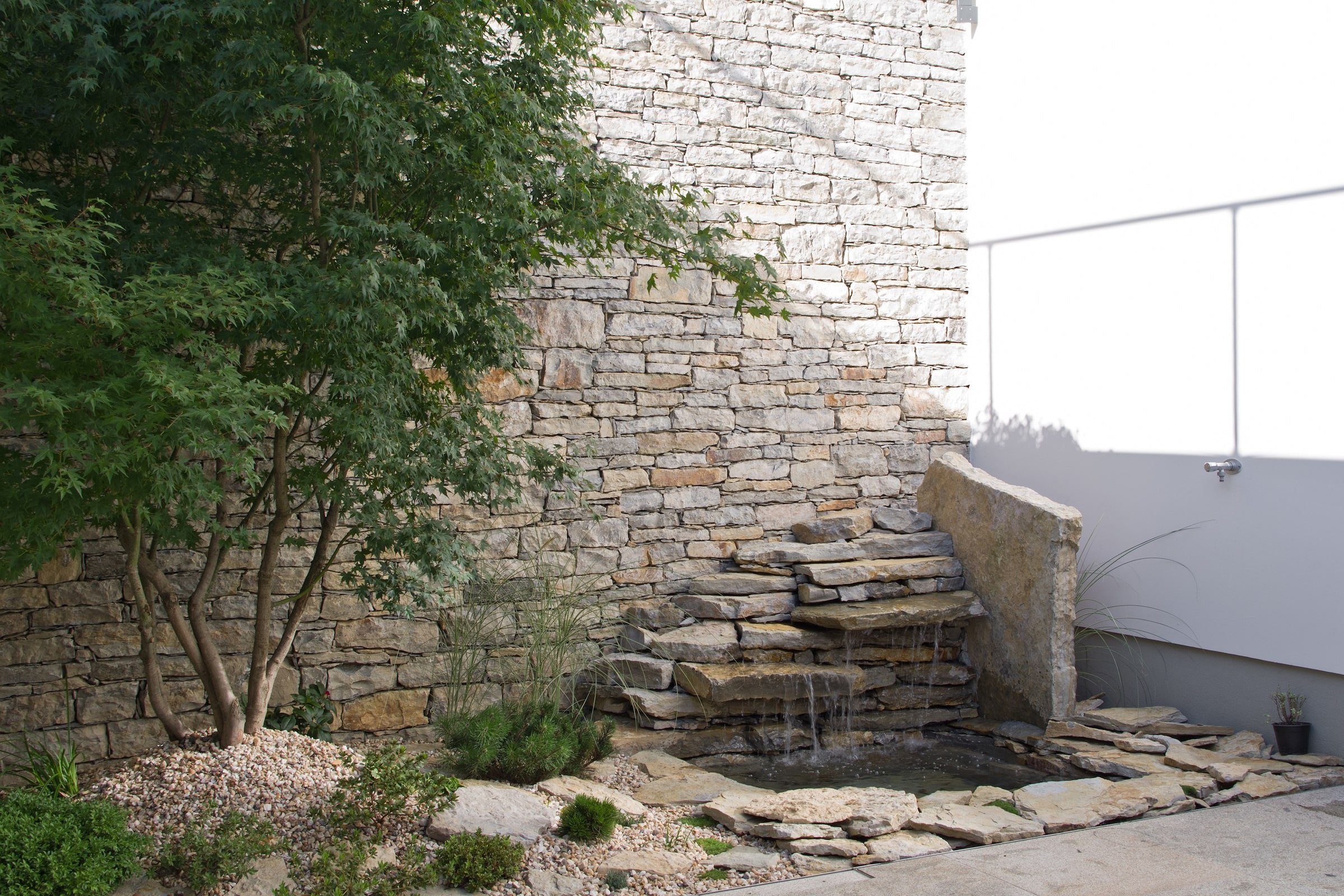 Funkcionalistická vila na skále