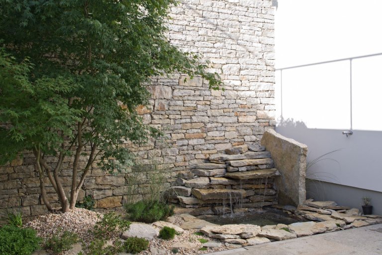 Funkcionalistická vila na skále