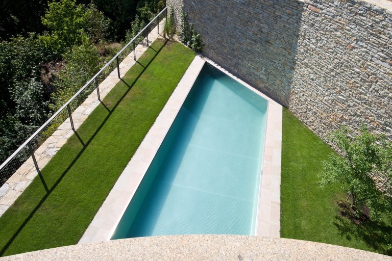 Funkcionalistická vila na skále