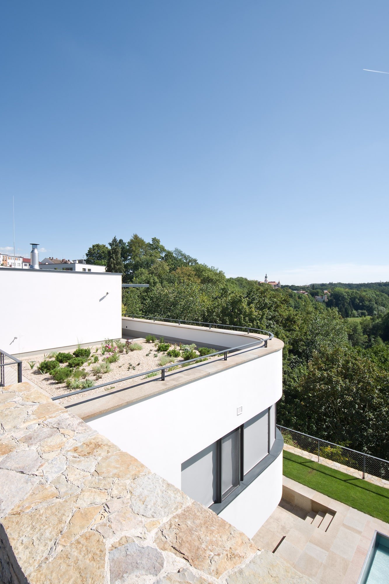 Funkcionalistická vila na skále