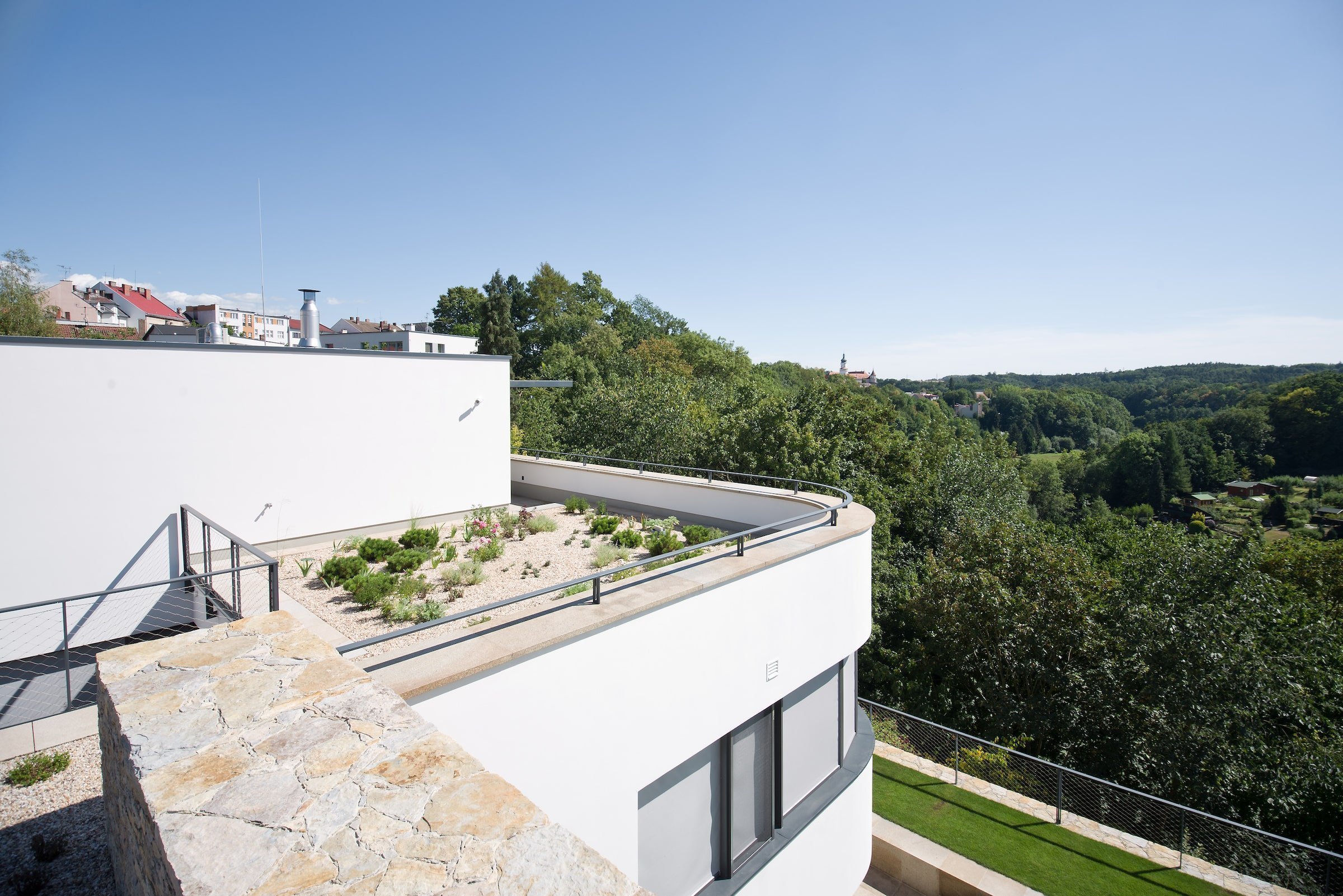 Funkcionalistická vila na skále