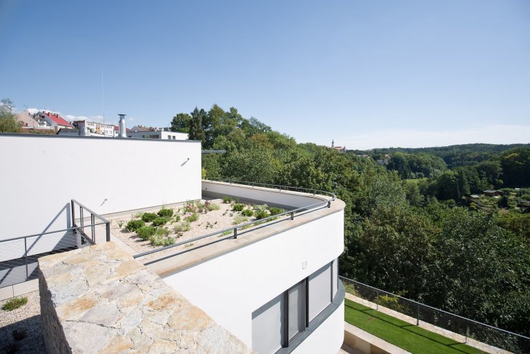 Funkcionalistická vila na skále