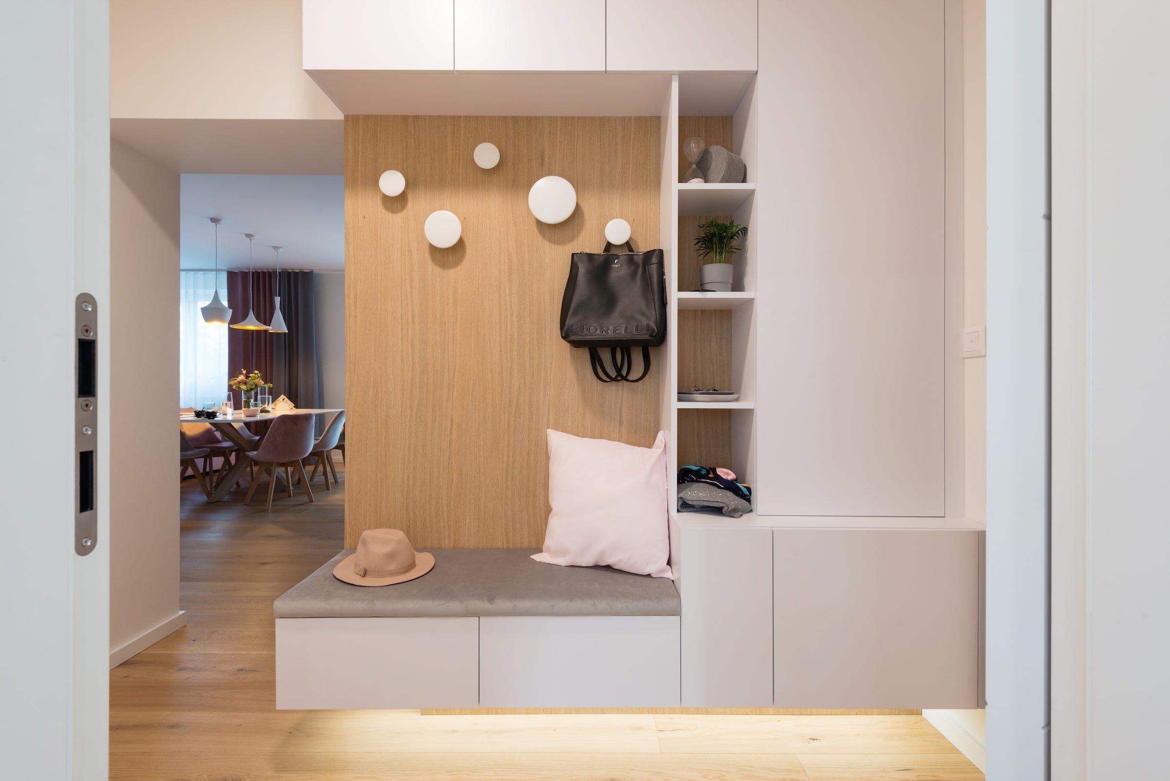 Interiér bytu mladé manažerky bez zbytečné romantiky a provokace