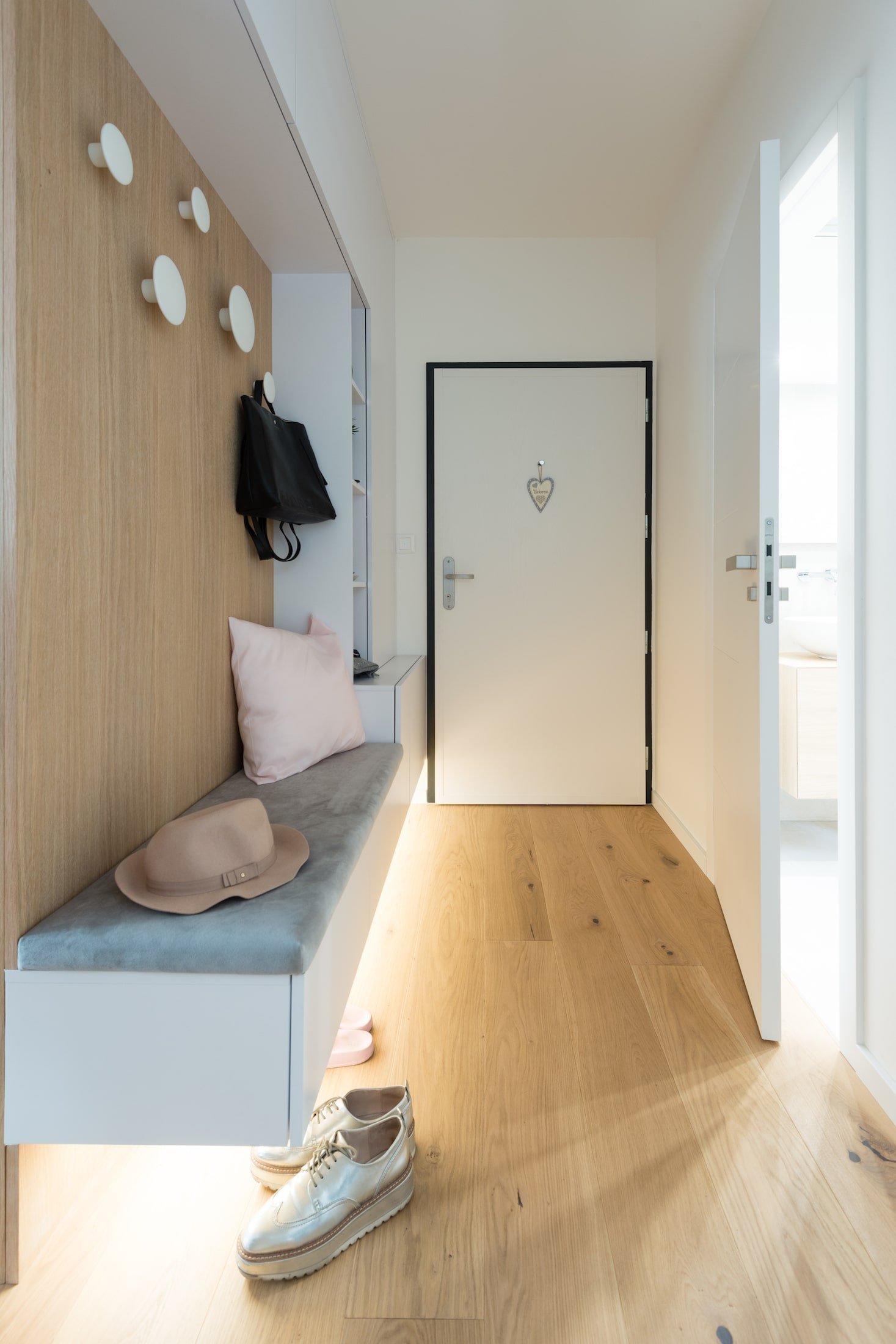 Interiér bytu mladé manažerky bez zbytečné romantiky a provokace