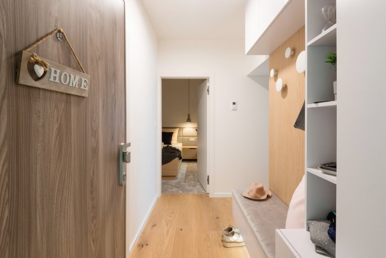 Interiér bytu mladé manažerky bez zbytečné romantiky a provokace