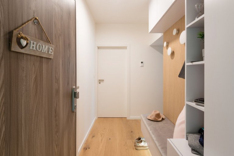 Interiér bytu mladé manažerky bez zbytečné romantiky a provokace