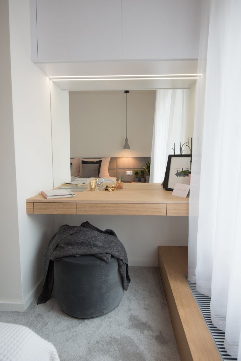 Interiér bytu mladé manažerky bez zbytečné romantiky a provokace