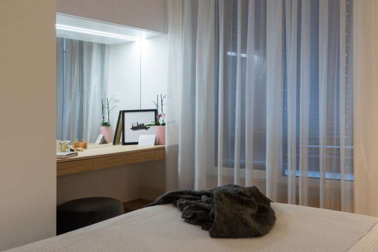 Interiér bytu mladé manažerky bez zbytečné romantiky a provokace