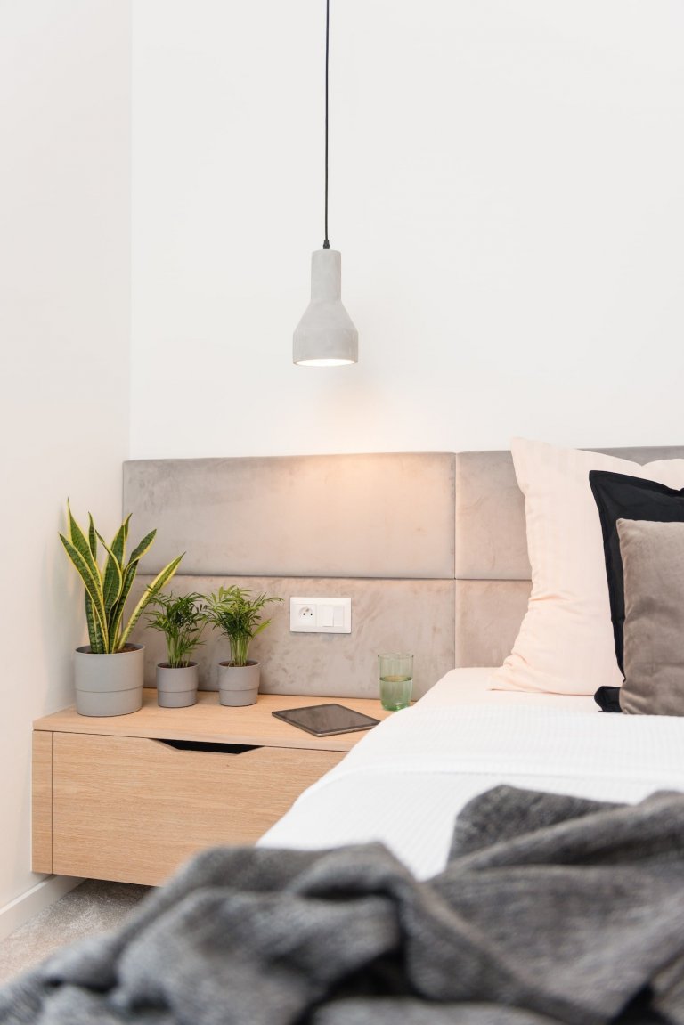 Interiér bytu mladé manažerky bez zbytečné romantiky a provokace