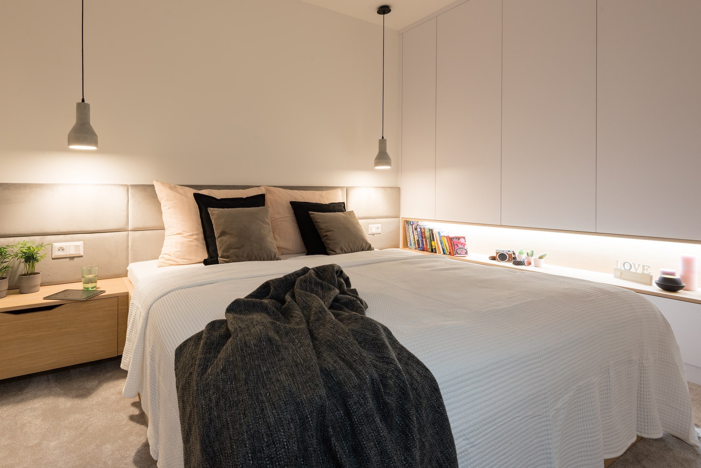 Interiér bytu mladé manažerky bez zbytečné romantiky a provokace