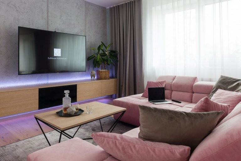 Interiér bytu mladé manažerky bez zbytečné romantiky a provokace