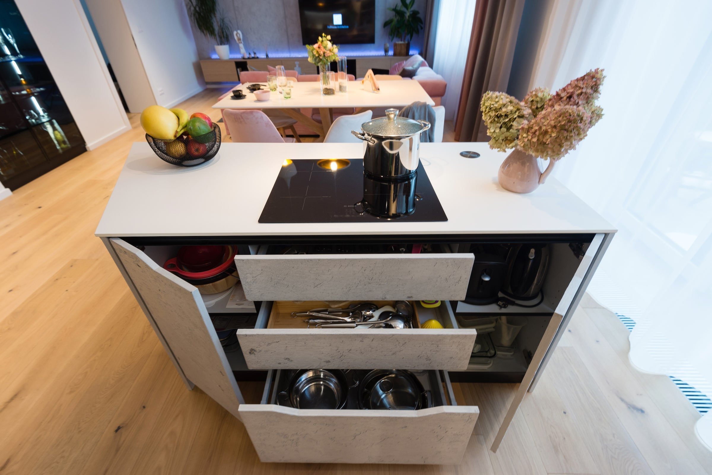 Interiér bytu mladé manažerky bez zbytečné romantiky a provokace