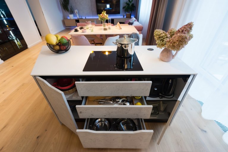 Interiér bytu mladé manažerky bez zbytečné romantiky a provokace