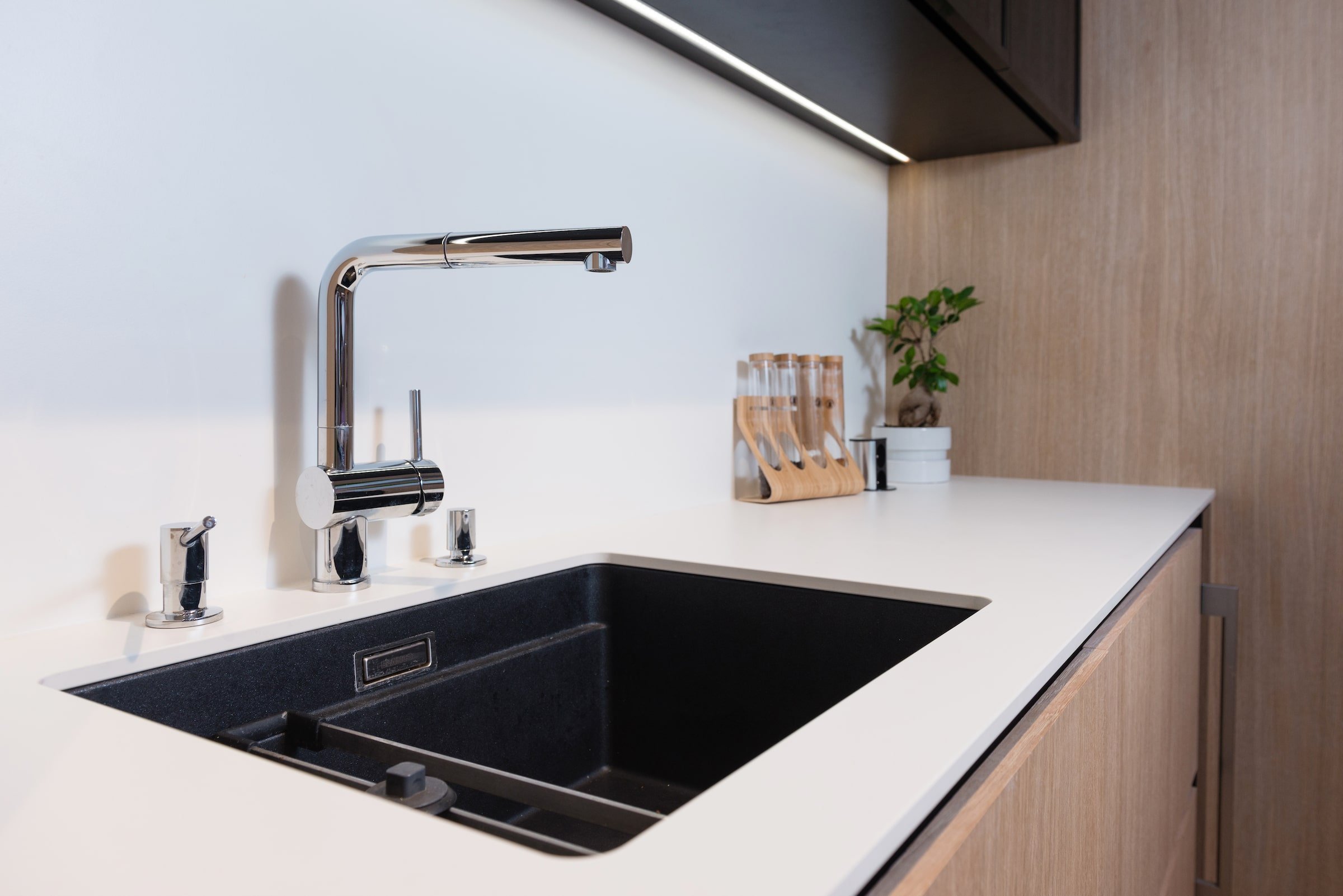 Interiér bytu mladé manažerky bez zbytečné romantiky a provokace