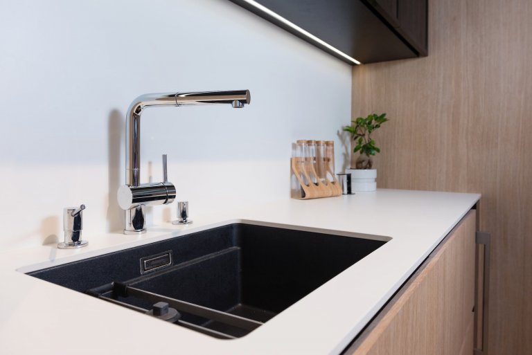 Interiér bytu mladé manažerky bez zbytečné romantiky a provokace