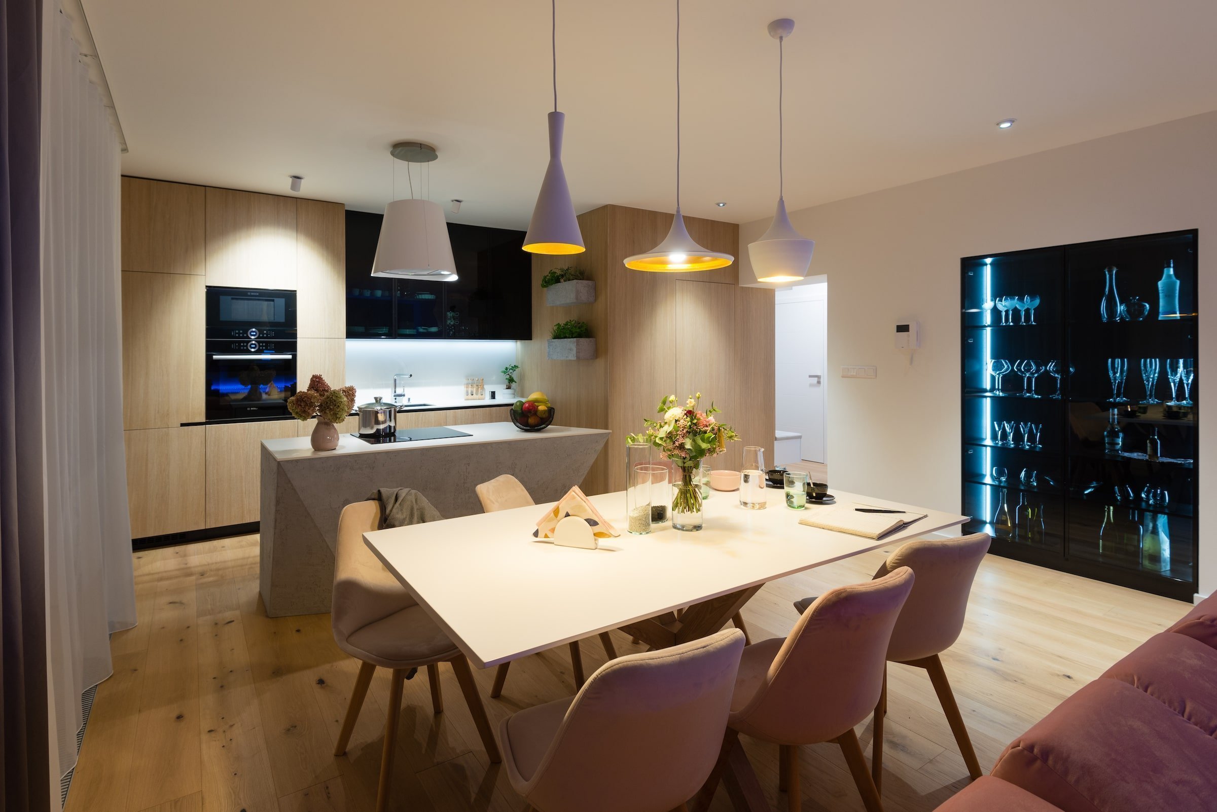 Interiér bytu mladé manažerky bez zbytečné romantiky a provokace