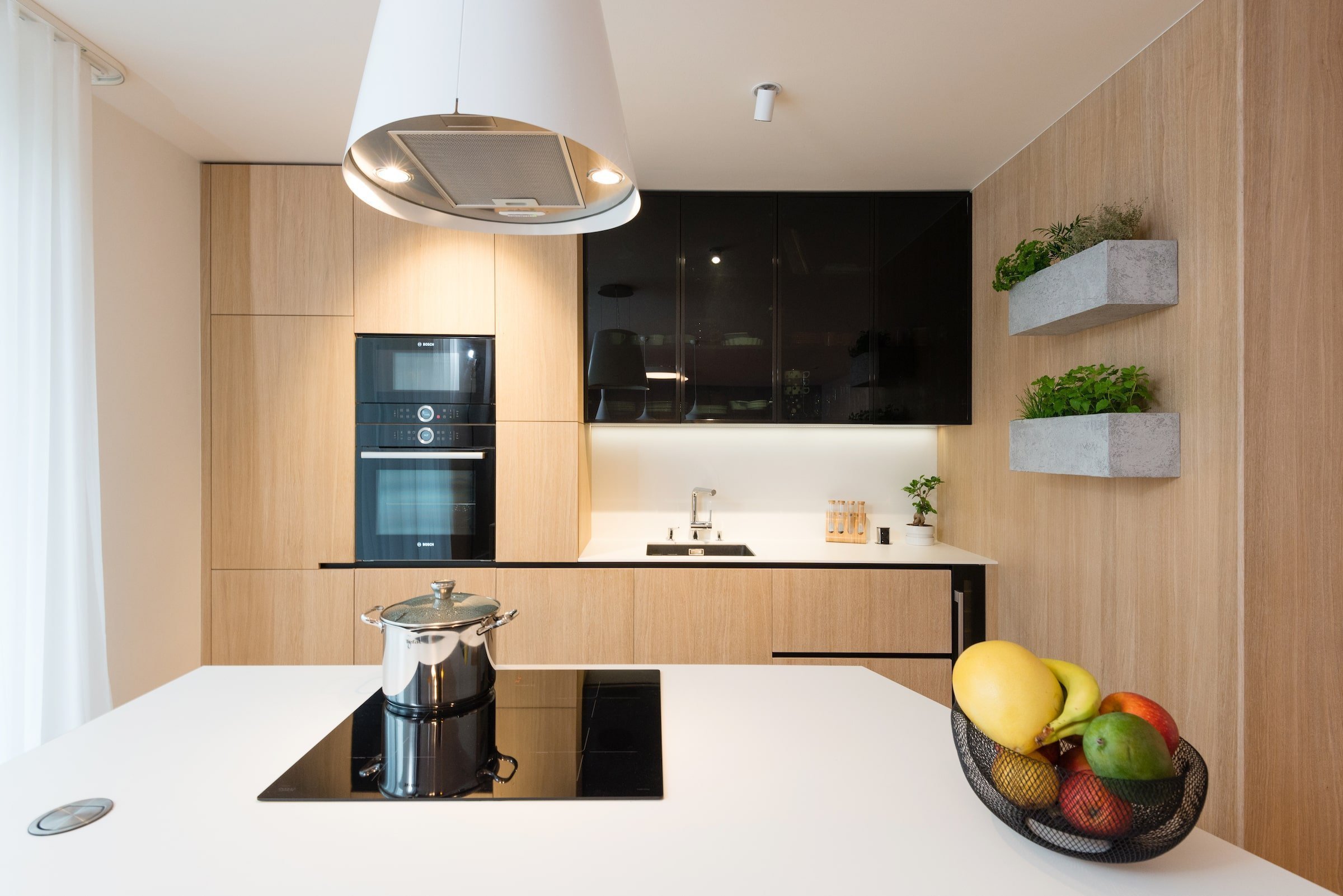 Interiér bytu mladé manažerky bez zbytečné romantiky a provokace