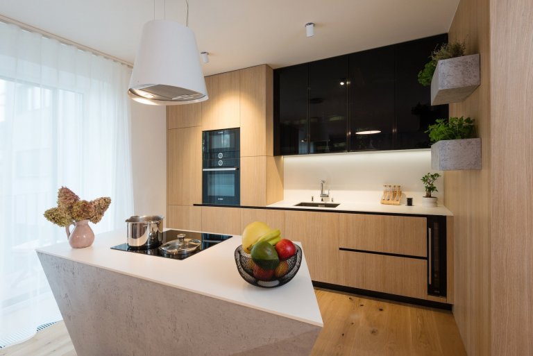 Interiér bytu mladé manažerky bez zbytečné romantiky a provokace