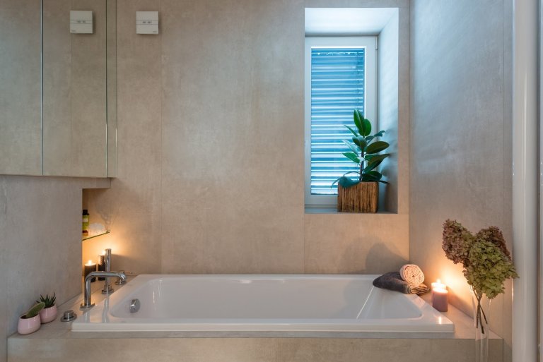 Interiér bytu mladé manažerky bez zbytečné romantiky a provokace