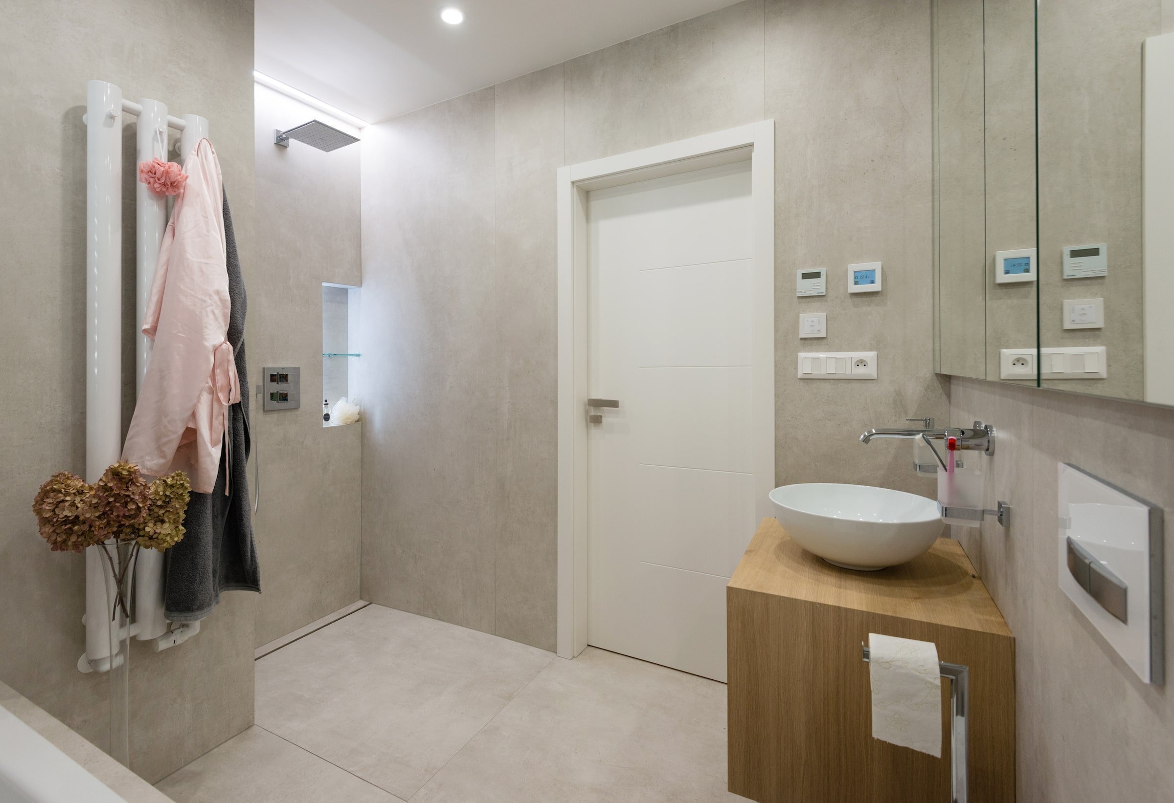 Interiér bytu mladé manažerky bez zbytečné romantiky a provokace