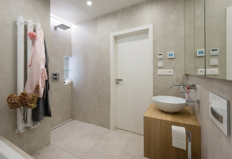 Interiér bytu mladé manažerky bez zbytečné romantiky a provokace