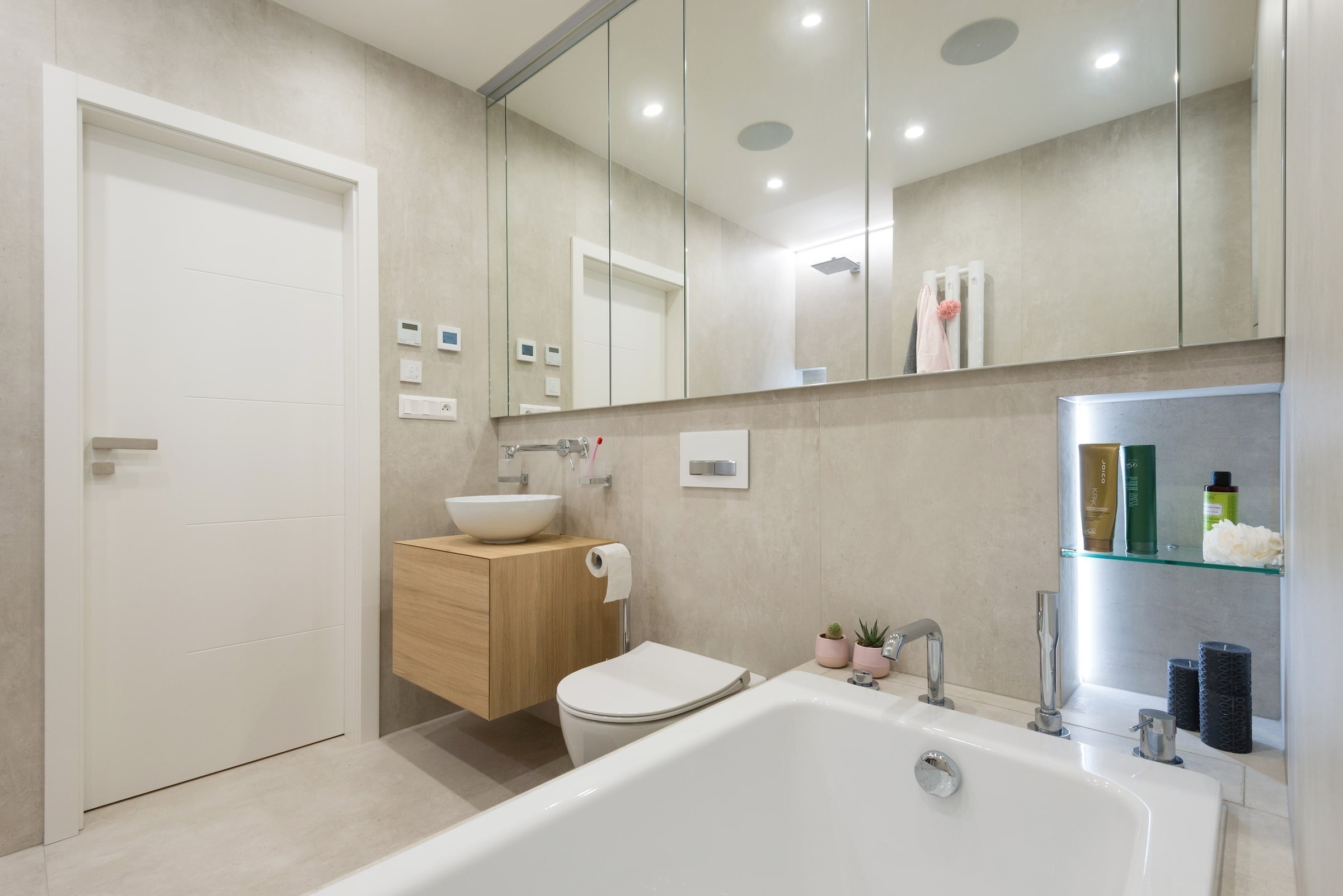 Interiér bytu mladé manažerky bez zbytečné romantiky a provokace