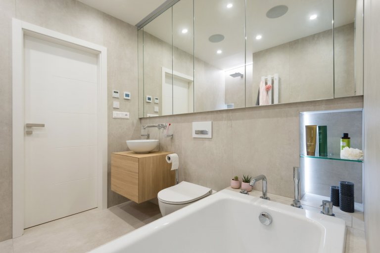 Interiér bytu mladé manažerky bez zbytečné romantiky a provokace