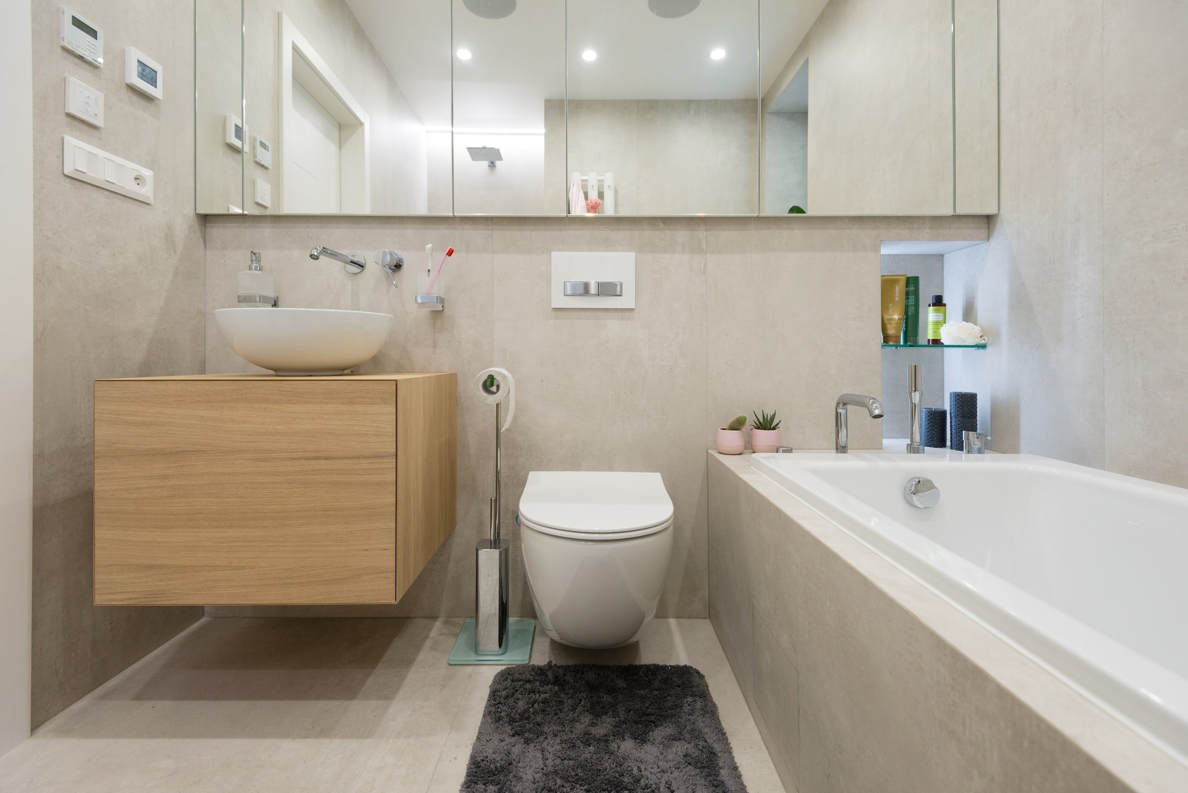 Interiér bytu mladé manažerky bez zbytečné romantiky a provokace