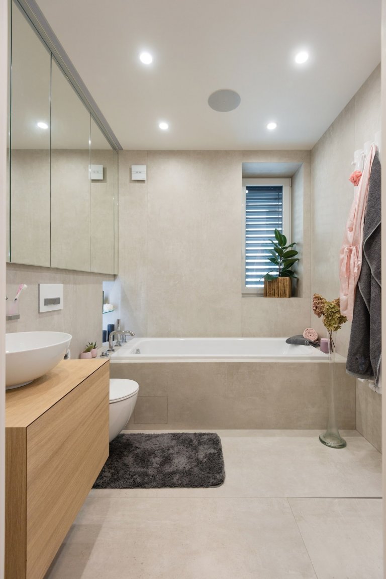 Interiér bytu mladé manažerky bez zbytečné romantiky a provokace