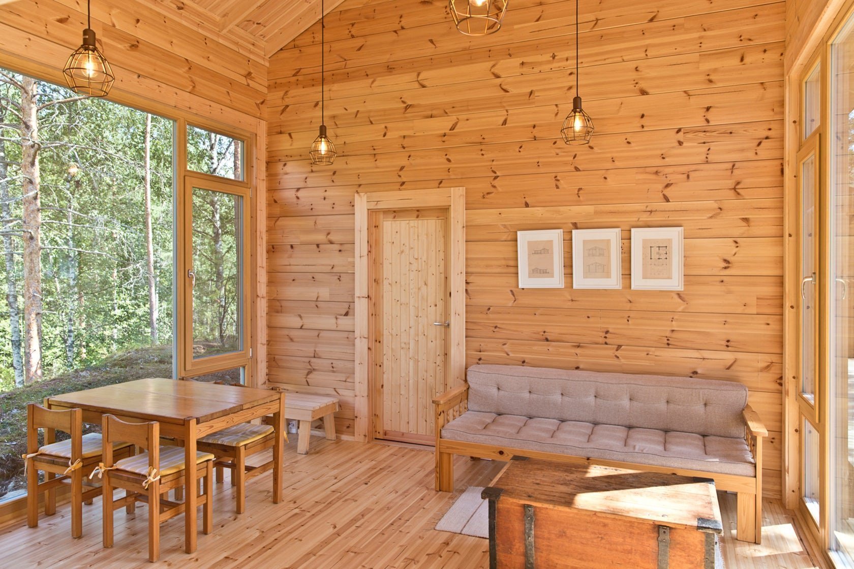 Chata na skále s výhledem na jezero