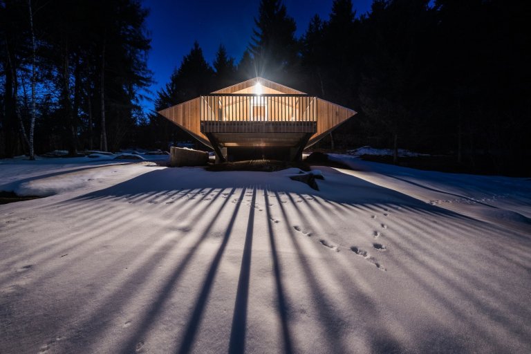 Malá chata vypadá po rekonstrukci jako UFO