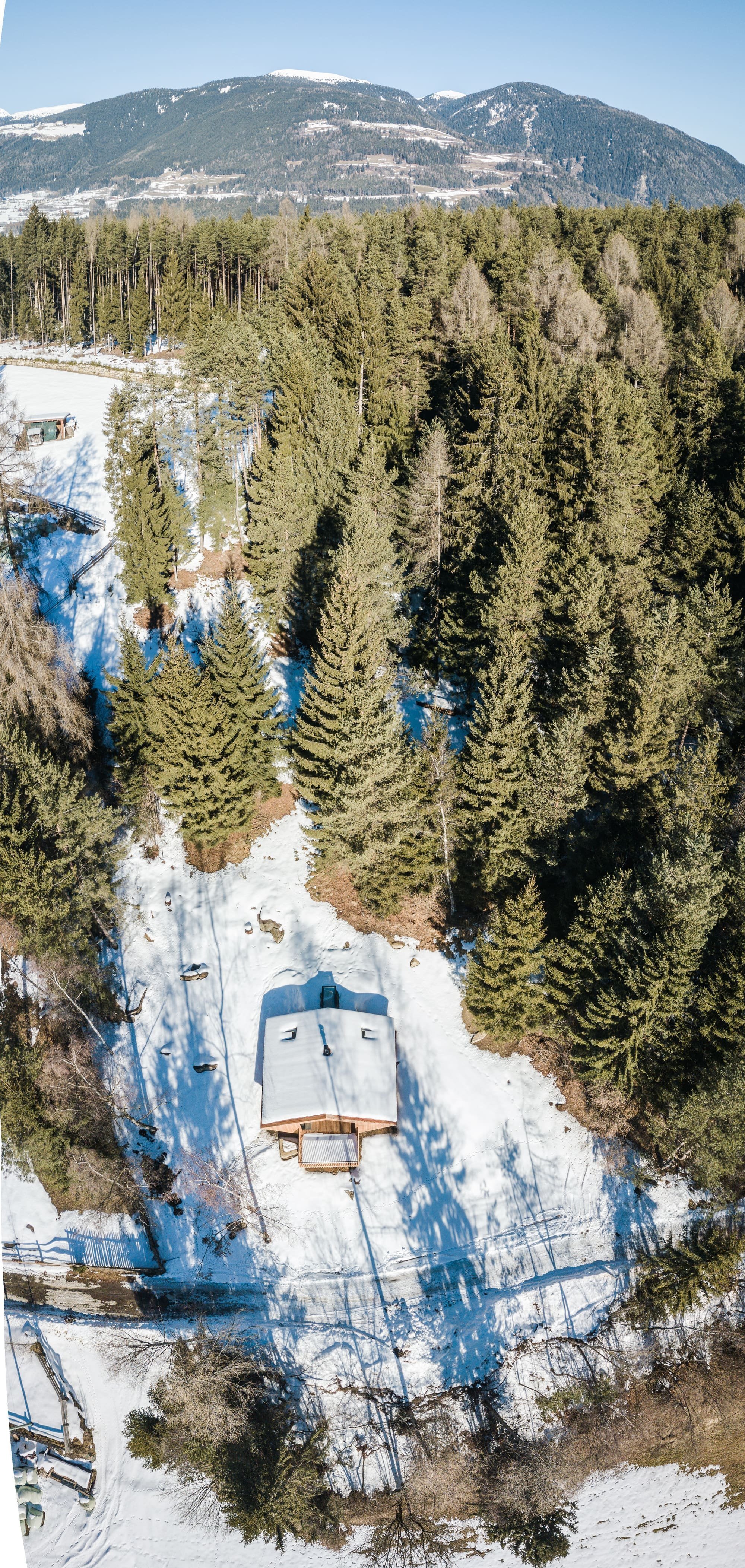 Malá chata vypadá po rekonstrukci jako UFO