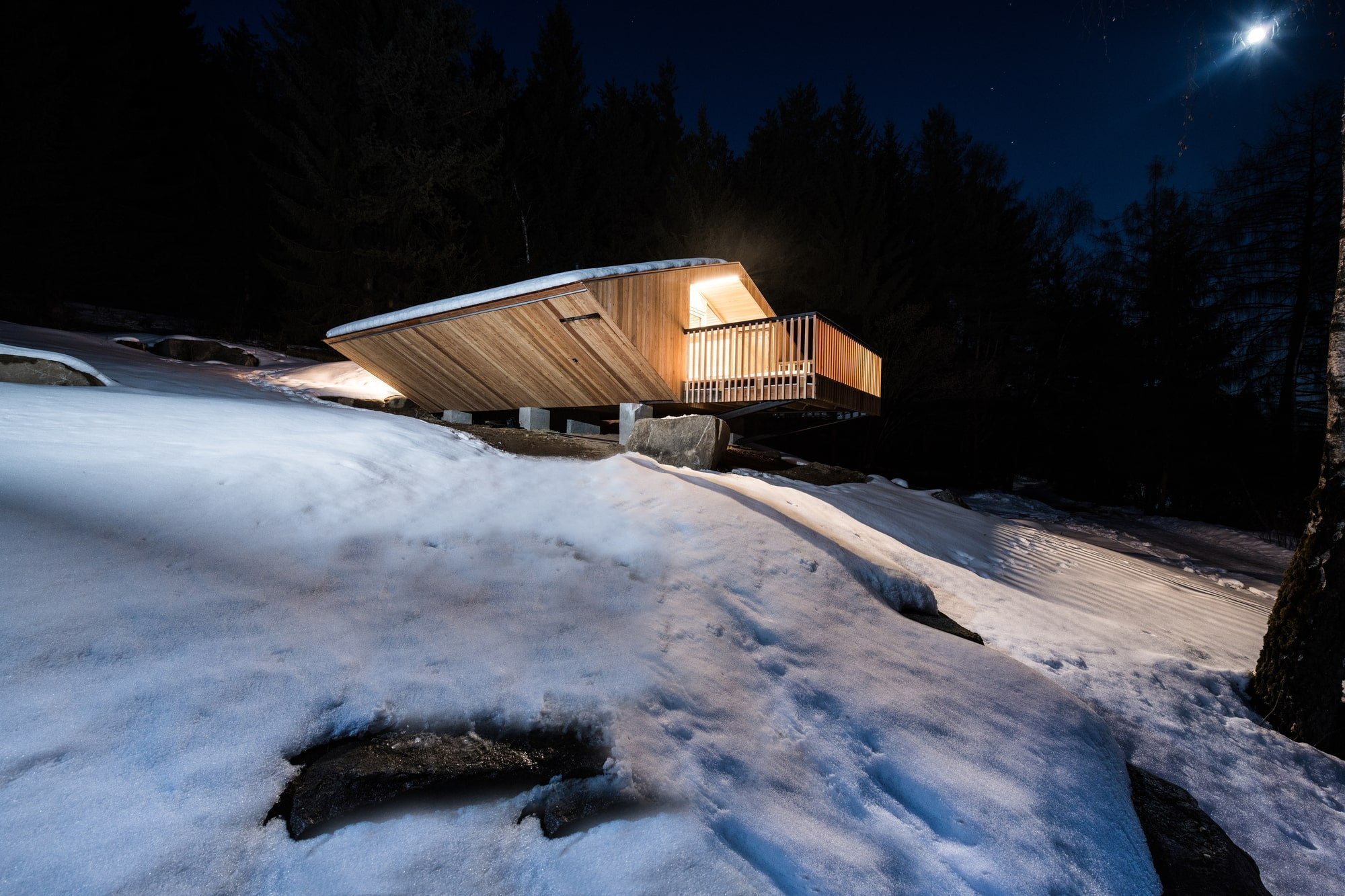 Malá chata vypadá po rekonstrukci jako UFO