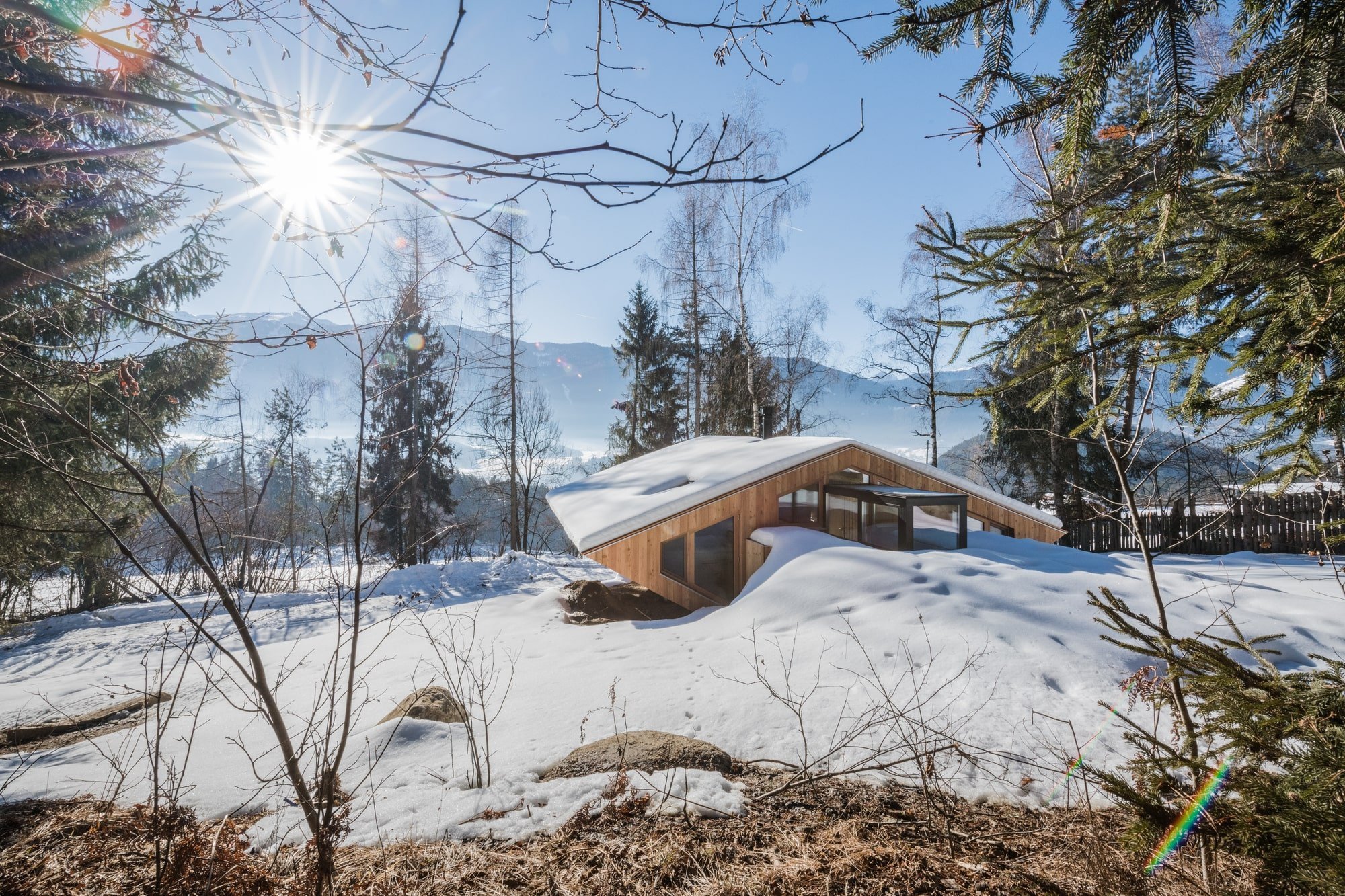 Malá chata vypadá po rekonstrukci jako UFO