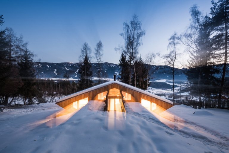 Malá chata vypadá po rekonstrukci jako UFO