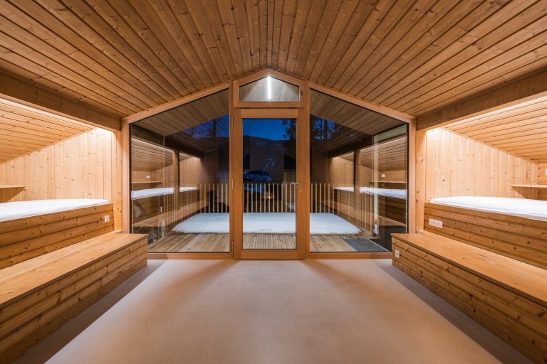 Malá chata vypadá po rekonstrukci jako UFO