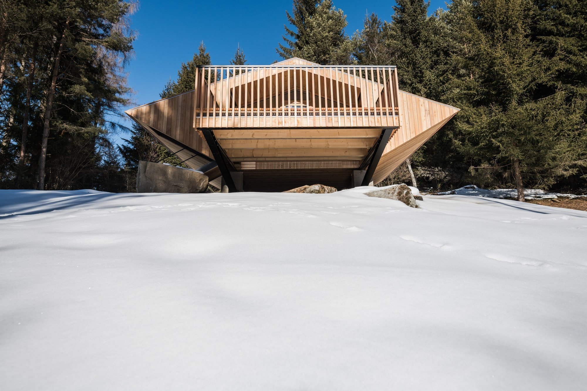 Malá chata vypadá po rekonstrukci jako UFO