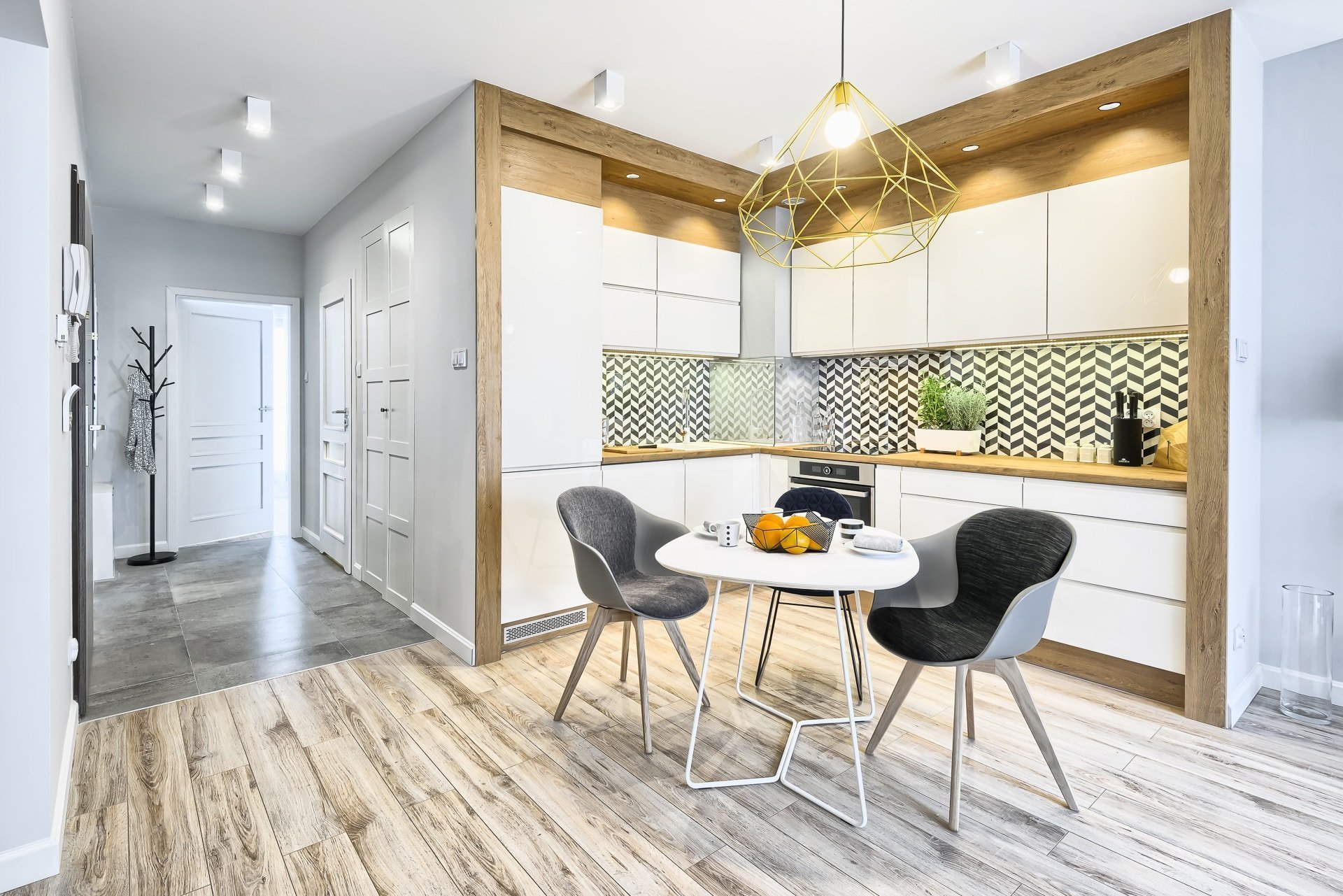 Moderní byt v šedé barvě