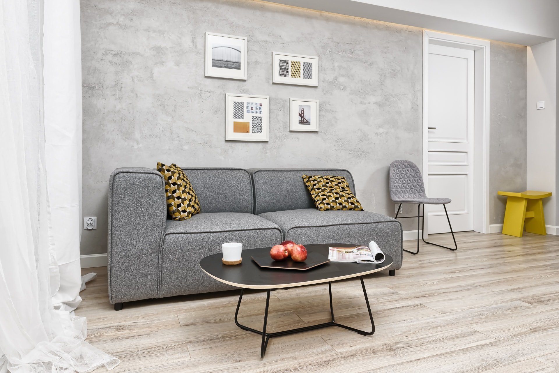 Moderní byt v šedé barvě