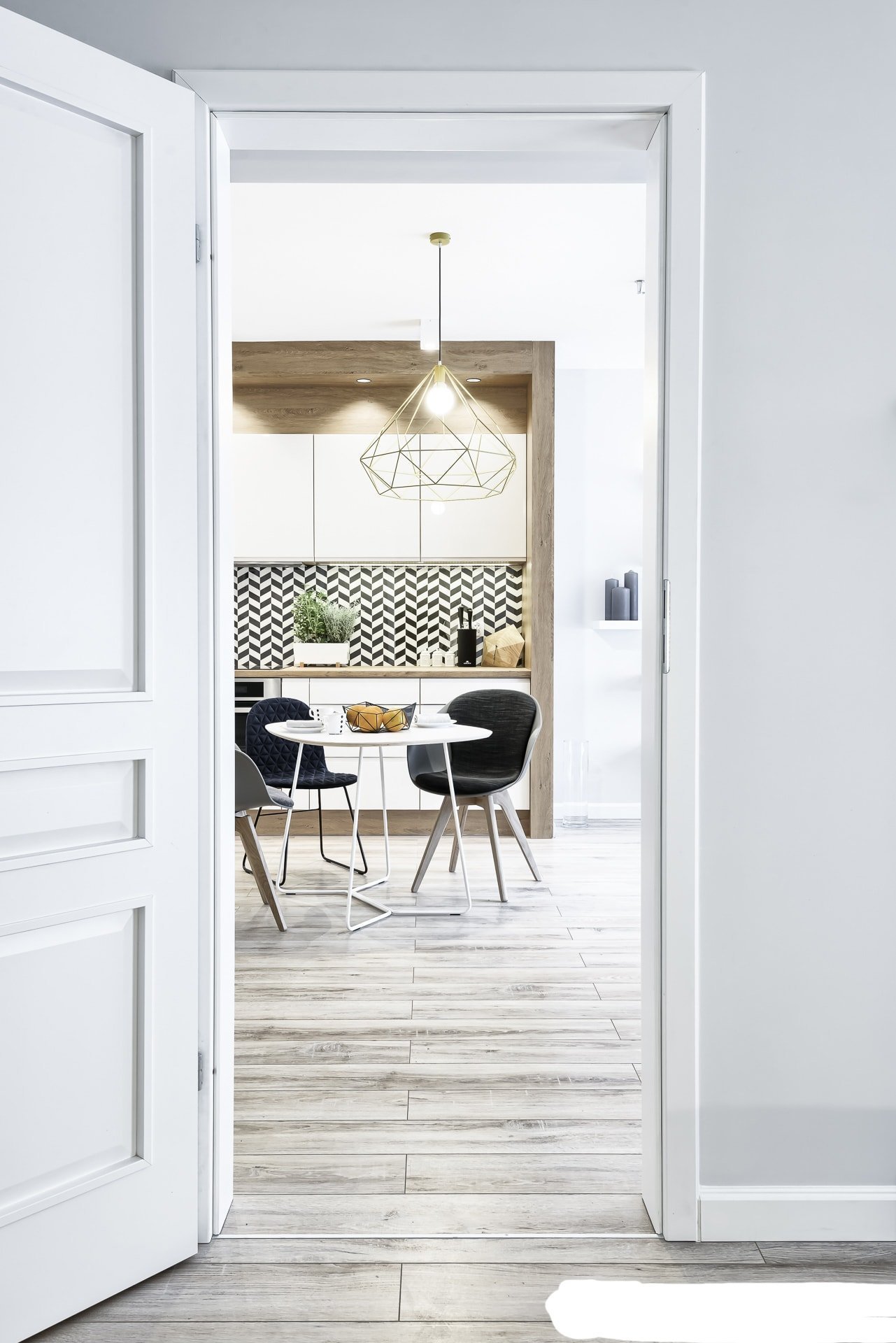 Moderní byt v šedé barvě