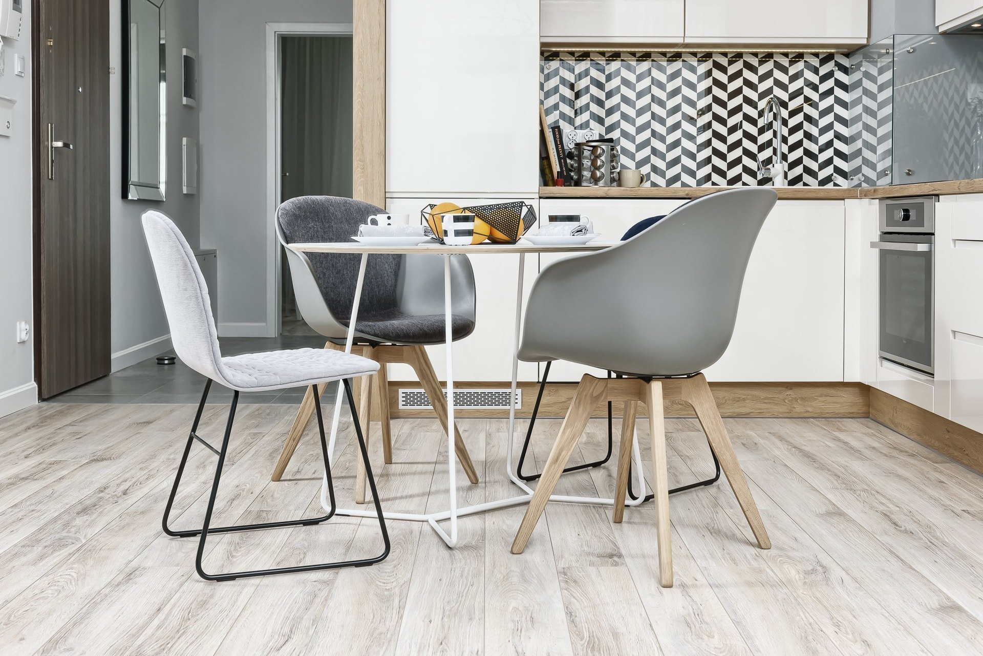 Moderní byt v šedé barvě