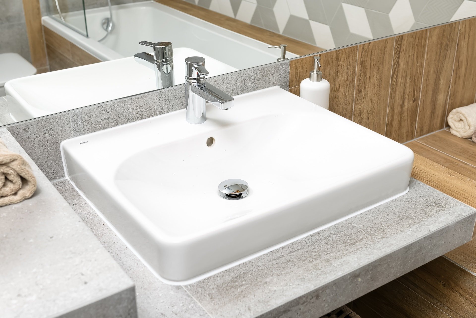 Moderní byt v šedé barvě